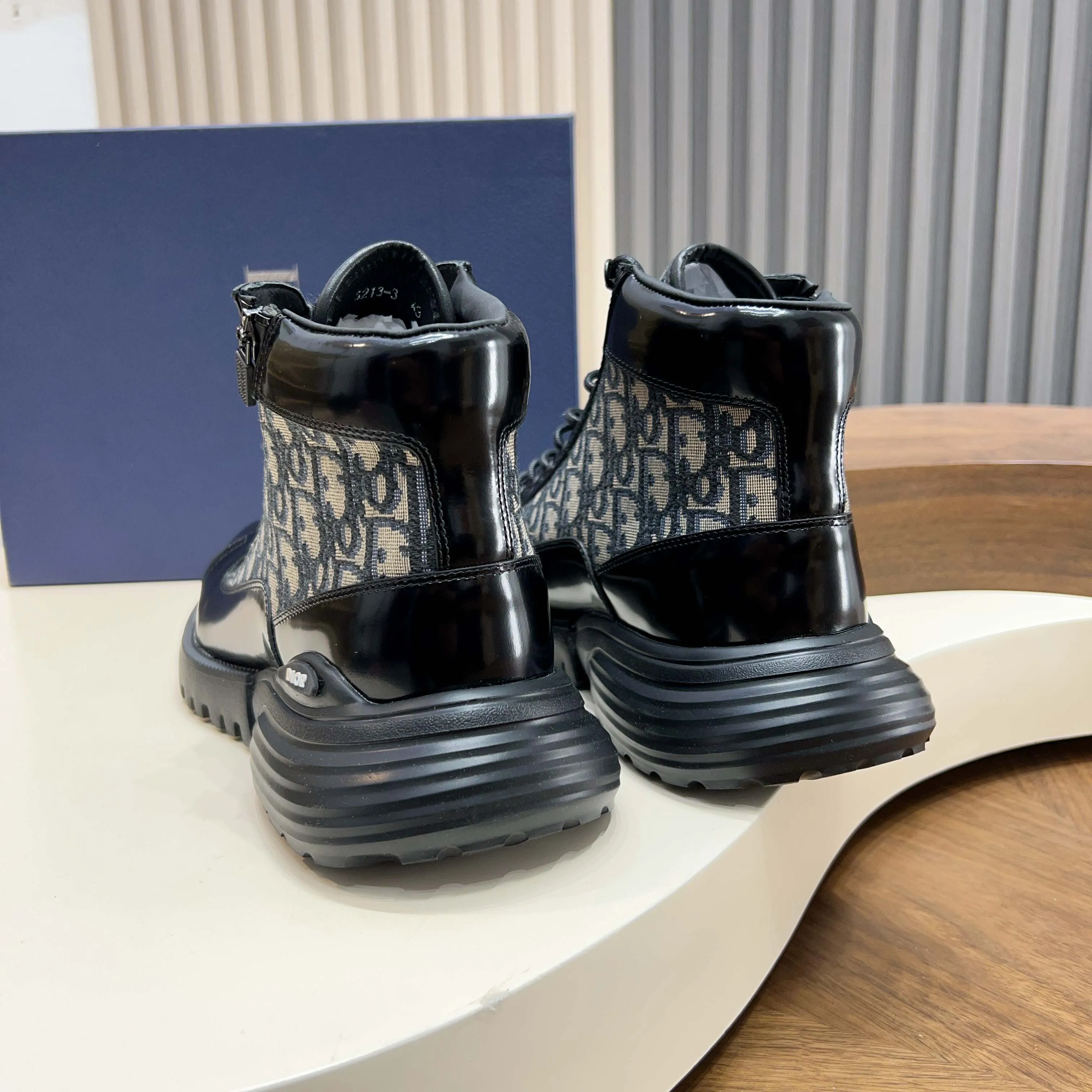 💰860 Dio* - Dior's autumn and winter luxury men's mid-top short boots, purely handmade, both inside and outside are imported first-layer cowhide, high-end quality and exquisite craftsmanship. Original TPU combination outsole. Wear a noble gentleman's taste. The best last type has been carefully debugged. 100% comfort. Size: 38-44 (38-45 can be customized)
